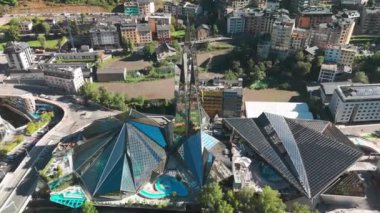 Andorra la Vella, Andorra - 5 Eylül 2024: Fransa ile İspanya arasındaki Pireneler 'deki Andorra la Vella' nın havadan görünüşü. Ünlü Caldea Termal Hamamları 'nın modern cam binası.