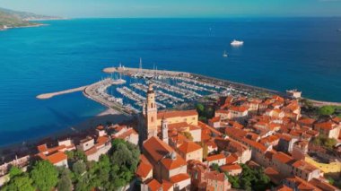 Menton 'un havadan görünüşü, Fransız Riviera, Fransa' da bir tatil köyü. Yazın renkli Menton kasabası, Cote dAzur 'da günbatımında tarihi binalar ve güzel plajlar..