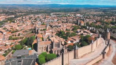 Ortaçağ şehri Carcassonne 'un havadan görünüşü ve güney Fransa' daki kale. İkonik ortaçağ kuleleriyle ünlü tarihi kale..