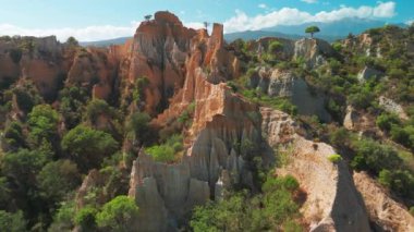 Les Orgues Ille sur Tet, Pyrenees Orientales, Languedoc Roussillon, Fransa 'da jeolojik alan. Ille sur Tet 'in ya da peri bacalarının havadan görünüşü. 