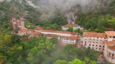 Kuzey İspanya, Asturias 'taki Covadonga Sığınağı' nın hava manzarası. Santa Maria la Real de Covadonga Bazilikası, Picos de Europa dağlarında yer almaktadır.