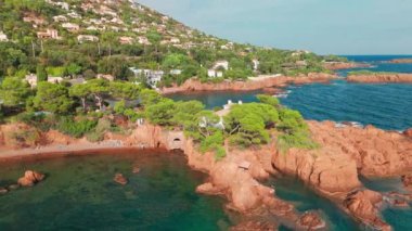 Günbatımında Fransız Riviera 'sı Provence-Alpes-Cote dAzur, Fransa' da Esterel Massif 'in ikonik kırmızı kayaları ile Antheor köyünün hava manzarası. Cote dAzur 'daki lüks villalar..