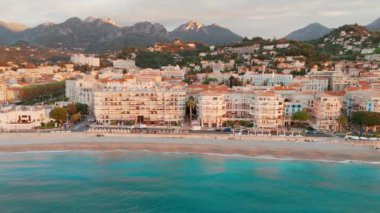 Menton 'un havadan görünüşü, Fransız Riviera, Fransa' da bir tatil köyü. Yazın renkli Menton kasabası, Cote dAzur 'da tarihi binalar ve güzel plajlar..