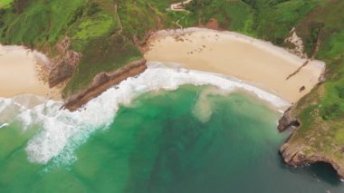 Kuzey İspanya, Asturias 'taki güzel Playa de Andrin ve Playa de Balota plajları. Kuzey İspanya 'da yaz boyunca Atlantik Okyanusu kıyısındaki el değmemiş kumlu plajların havadan görünüşü. 