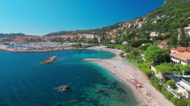 Nice ve Monako arasındaki Fransız Riviera kıyı şeridinde Beaulieu-sur-Mer 'in havadan görünüşü. Lüks villalar ve tarihi binalar Fransa 'nın güzel Akdeniz kıyıları boyunca uzanır.