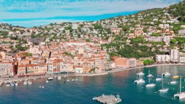 Nice yakınlarındaki Villefranche-sur-Mer şehrinin hava manzarası, Cote dAzur, güney Fransa. Fransız Rivierası 'nda popüler bir tatil beldesi..