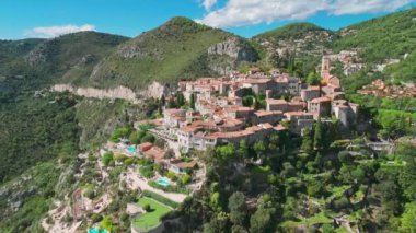 Akdeniz kıyısındaki ortaçağ köyü Eze 'nin havadan görünüşü, Fransız Riviera, Fransa. Eze 'nin tarihi kasabası, nefes kesici manzaralar ve turkuaz deniz sularıyla çevrili bir tepenin üzerine tünemişti.