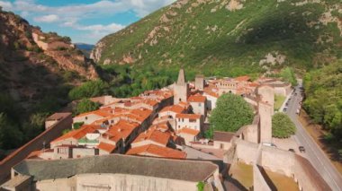 Villefranche de Conflent tarihi kalesinin havadan görünüşü. Villefranche de Conflent 'in tahkimatı, Fransa