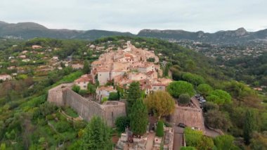 Saint-Paul-de-Vence kasabası. Saint-Paul-de-Vence ortaçağ güçlendirilmiş köyü, Cote dAzur, Güney Fransa. Fransız Rivierası 'ndaki tarihi tepe köyünün insansız hava aracı manzarası.