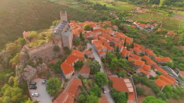 Gündoğumunda Fransa 'nın en güzel köylerinden biri olan ve popüler bir turizm beldesi olan Pirenes dağlarındaki ortaçağ tepe kasabası Eus' un hava manzarası.