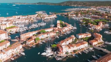 Fransa 'nın güneydoğusundaki Port Grimaud, Provence Alpes Cote dAzur bölgesinin hava görüntüsü. Fransız Rivierası 'ndaki güzel marina. Grimaud Limanı 'ndaki renkli evler ve tekneler