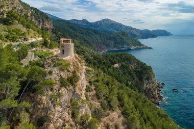 Torre des Verger, Mirador de ses Animes, Banyalbufa, Serra de Tramuntana, Mallorca, Balearic adaları, İspanya. Ortaçağ kulesinin Mayorka 'daki Akdeniz sahili manzarası inanılmaz.