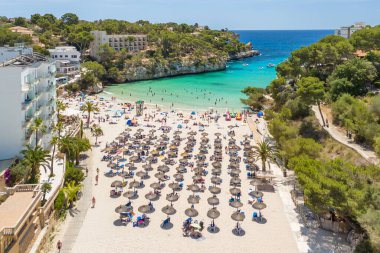 İspanya, Balearic Adaları, Mallorca 'daki Platja de Santanyi plajının hava manzarası. Turkuaz su limanı ve beyaz kumsal sahili ile Akdeniz kıyılarını sersemletiyor. Mallorca seyahat yeri