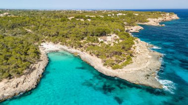 İspanya 'nın Balearic Adaları, Mallorca' da turkuaz deniz suyuyla küçük sevimli Calo des Borgit plajının hava manzarası. Akdeniz kıyısında beyaz kumlu güzel bir sahil. Mallorca seyahat yeri