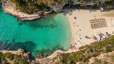 İspanya, Balearic Adaları, Mallorca 'daki Cala Llombards plajının hava manzarası. Turkuaz su limanı ve beyaz kumsal sahili ile Akdeniz kıyılarını sersemletiyor. Mallorca seyahat noktaları