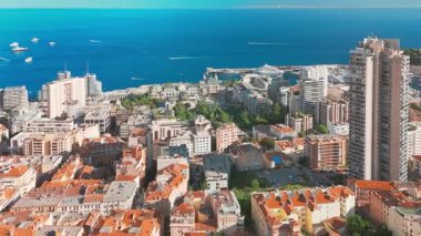 Monaco 'daki Monte-Carlo kumarhanesinin havadan görüntüsü. Otelin önünde lüks süper arabalar var. Monako Prensliği 'nin şehir merkezi. Monaco, Monte Carlo 'daki ünlü kumarhane ve lüks binalar.