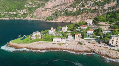 Nice ve Monako arasındaki Fransız Riviera kıyı şeridi havadan görünüyor. Lüks villalar yazın muhteşem Cote dAzur boyunca Akdeniz boyunca uzanır.