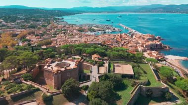 Saint-Tropez 'in yazın havadan görünüşü, Fransa' nın güneyindeki Alpes-Maritimes departmanındaki Cote dAzur 'da ünlü bir turizm merkezi. Citadelle de Saint Tropez Kalesi