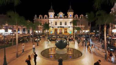 Monte Carlo, Monaco - 28 Eylül 2024: gece ünlü Monte-Carlo kumarhanesi. Fransız Rivierası 'ndaki tarihi kumarhanenin önündeki lüks süper arabalar. Monako Prensliğinin Şehir Merkezi