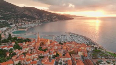 Menton 'un havadan görünüşü, Fransız Riviera, Fransa' da bir tatil köyü. Yazın renkli Menton kasabası, Cote dAzur 'da tarihi binalar ve güzel plajlar..