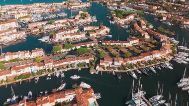 Fransa 'nın güneydoğusundaki Port Grimaud, Provence Alpes Cote dAzur bölgesinin hava görüntüsü. Fransız Rivierası 'ndaki güzel marina. Grimaud Limanı 'ndaki renkli evler ve tekneler