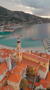 Menton 'un havadan görünüşü, Fransız Riviera, Fransa' da bir tatil köyü. Yazın renkli Menton kasabası, Cote dAzur 'da tarihi binalar ve güzel plajlar..