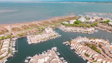 Fransa 'nın güneyindeki Le Grau-du-Roi limanının hava manzarası. Fransız Akdeniz kıyısındaki güzel marina. Fransız Rivierası 'nda lüks bir gayrimenkul..