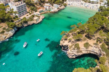 İspanya, Balearic Adaları, Mallorca 'daki Platja de Santanyi plajının hava manzarası. Turkuaz su limanı ve beyaz kumsal sahili ile Akdeniz kıyılarını sersemletiyor. Mallorca seyahat yeri