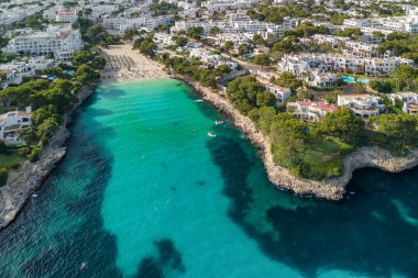 İspanya 'nın Balearic Adaları, Mallorca' daki Cala Petita plajının hava manzarası. Turkuaz su limanı ve beyaz kum plajı olan güzel Akdeniz kıyıları. Mallorca seyahat yeri