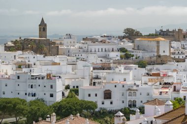 İspanya 'nın Endülüs kentindeki Vejer de la Frontera şehri. Endülüs 'teki Pueblos Blancos ya da beyaz kasabaları. Tarihi Iglesia Divino Salvador Kilisesi ve tipik beyaz binalar.