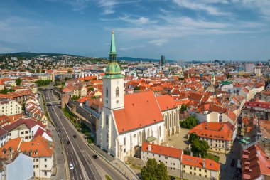 Bratislava şehri yazın, Slovakya. Güneşli bir günde St. Martin Katedrali ile Slovakya başkentinin hava manzarası