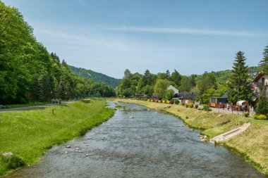 Polonya 'nın Pieniny Dağları' ndaki Szczawnica köyündeki Dunajec Nehri 'nin yaz manzarası. Szczawnica Güney Polonya 'da popüler bir turizm merkezidir.