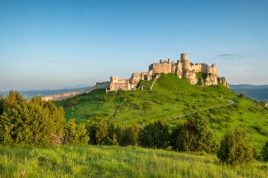 Gündoğumunda Spis Şatosu, Unesco Dünya Mirası Bölgesi, Slovakya. Spissky Hrad ortaçağ kalesi. Slovakya 'nın Spisske Podhradie kasabasındaki Yedek Kale.