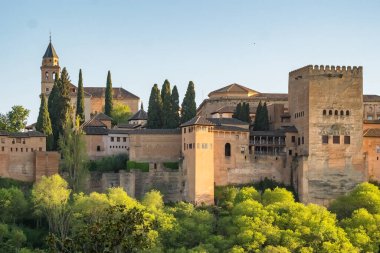 Granada, Endülüs, İspanya 'da günbatımında tarihi Alhambra Sarayı. Bu güzel akşamda eski Arap kalesi Alhambra.. 
