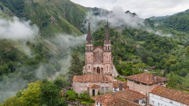 Kuzey İspanya, Asturias 'taki Covadonga Sığınağı' nın hava manzarası. Santa Maria la Real de Covadonga Bazilikası, Picos de Europa dağlarında yer almaktadır.