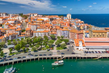 Bermeo kasabasının hava manzarası, Bask ülkesi, İspanya 'nın kuzeyi. Güneşli bir günde Bermeo 'nun balıkçı limanı. Kuzey İspanya 'da güzel bir seyahat yeri