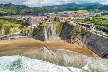 İspanya 'nın kuzeyindeki Zumaia kasabası, Bask bölgesinin güzel Itzurun plajının hava manzarası. Itzurun plajı dünyanın en uzun süreli kaya katmanlarıyla ünlüdür.