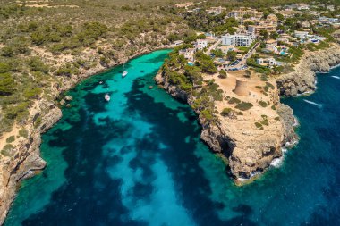 İspanya, Balearic Adaları, Mallorca 'daki Cala Pi Körfezi' nin hava manzarası. Turkuaz su limanı ve beyaz kumsal sahili ile Akdeniz kıyılarını sersemletiyor. Mallorca seyahat noktaları