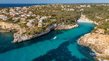 İspanya, Balearic Adaları, Mallorca 'daki Cala Llombards plajının hava manzarası. Turkuaz su limanı ve beyaz kumsal sahili ile Akdeniz kıyılarını sersemletiyor. Mallorca seyahat noktaları