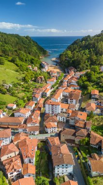 Ea Village, Biscay, Bask Ülkesi, Kuzey İspanya 'nın hava manzarası. Cantabrian Denizi kıyısında dar bir koyda yuva yapmış resim gibi bir balıkçı köyü.