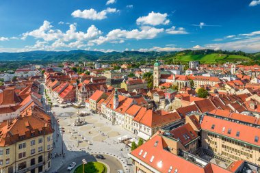 Slovenya 'nın güneşli bir gününde Maribor şehir manzarası manzarası. Maribor, Slovenya 'nın ikinci büyük kentidir. Maribor 'un tarihi binaları ve Drava Nehri üzerindeki köprüler