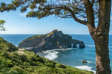 San Juan de Gaztelugatxe, Bask Bölgesi, İspanya. San Juan de Gaztelugatxe 'nin kayalık adanın tepesindeki inziva yeri.. 