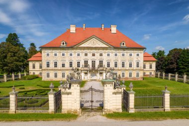 Slovenya 'nın Ptuj kentindeki tarihi Dornava Malikanesi. Hava görüntüsü. Slovenya 'daki en önemli barok mimari eserlerinden biri..