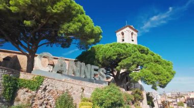 Fransız Rivierası 'ndaki ünlü tatil köyü Cote d Azur' un sembolü Cannes şehri. Cannes imzası Esperance Kilisesi 'nin dışında şehre bakan bir tepenin üstünde.