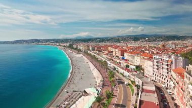 Nice 'in güzel manzarası, Cote dAzur, Fransa. Güneşli bir yaz gününde Fransız Rivierası 'nın panoramik şehir manzarası. İkonik Baie des Anges ve Akdeniz 'in en iyi manzarası. Yavaş döndürme