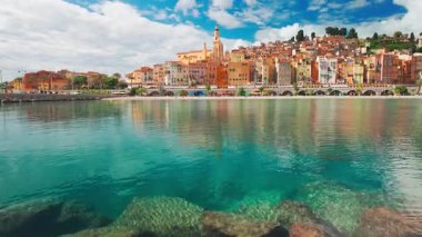 Fransız Riviera 'sındaki Menton tatil köyünün güzel manzarası. Yazın renkli Menton kasabası, Cote dAzur 'da günbatımında tarihi binalar ve güzel plajlar..