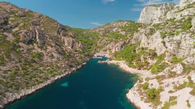 Fransa 'nın güneyindeki Marsilya yakınlarındaki Akdeniz kıyısındaki Calanque de Morgiou' nun hava manzarası. Calanques Ulusal Parkı 'nın bir parçası, bu cennet gibi yer mükemmel bir yaz seyahati yeri.