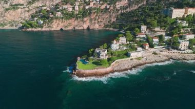 Nice ve Monako arasındaki Fransız Riviera kıyı şeridi havadan görünüyor. Lüks villalar yazın muhteşem Cote dAzur boyunca Akdeniz boyunca uzanır.