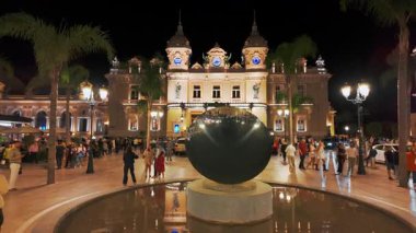 Monte Carlo, Monaco - 28 Eylül 2024: gece ünlü Monte-Carlo kumarhanesi. Fransız Rivierası 'ndaki tarihi kumarhanenin önündeki lüks süper arabalar. Monako Prensliğinin Şehir Merkezi