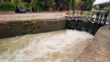 Carcassonne, Fransa - 9 Eylül 2024: Carcassonne, Fransa 'daki Canal du Midi Kanalı' ndaki kaplama sistemi. Midi Kanalı ve Garonne Kanalı, Akdeniz 'i Atlantik Okyanusu' na bağlar..